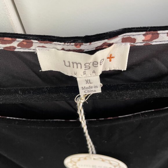 NWT Umgee+  Black Velvet Embroidered Short Sleeve Rounded Neck Pullover Top - Picture 6 of 9